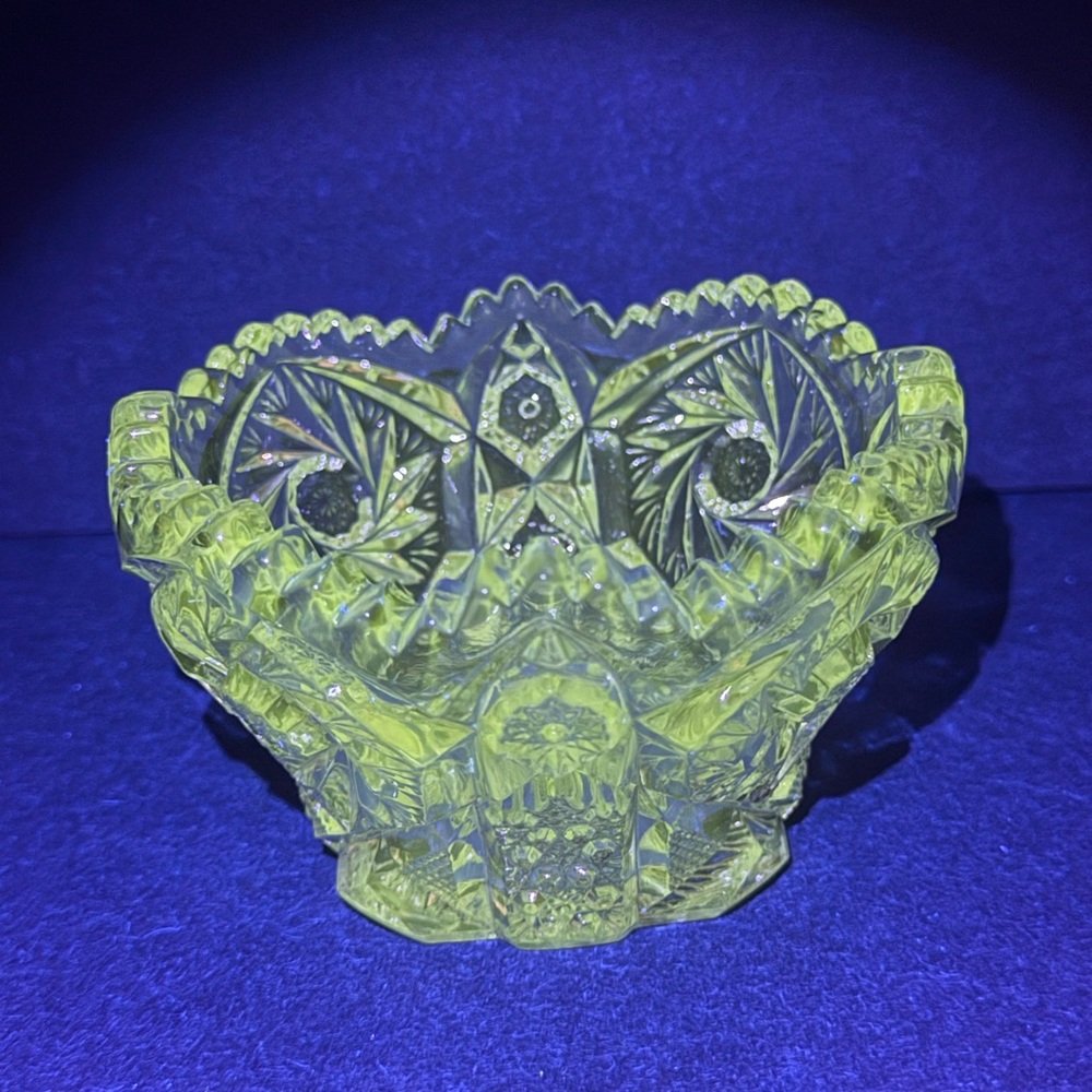 American Brilliant Cut 1876-1917 Uranium Glass Yellow Cut Glass Decorative Bowl